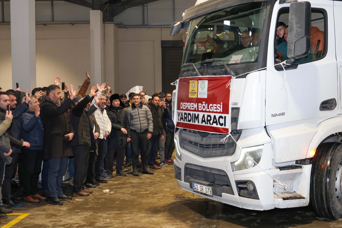 MeramBelediyesi's tweet photo. Deprem bölgelerinden olan Hatay için tüm imkanlarımızla seferberiz.

Yardım tırlarının yanı sıra arama kurtarma ekiplerinden mobil mutfak tırına, iş makinelerinden barınmak için otobüslere ve çöp araçlarına kadar her alanda bölge halkının yanındayız.

👉https://t.co/d7GXjoCFNm https://t.co/XelkDtvZKN