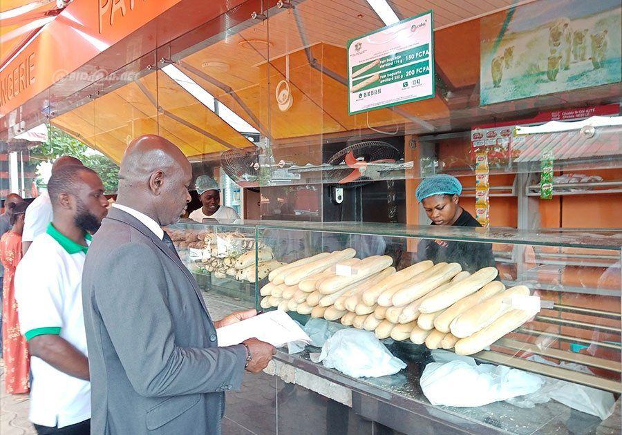 AfricaSecondes's tweet photo. #cotedivoire : les boulangers invités à "ne pas augmenter" le prix de la baguette de pain.
#Afrique #Actualités #45second #Alassane_Ouattara #CIV #225CIV #CIV225 #ivoirien #Abidjan #pain #alimentation https://t.co/WiAu3ZAKfT