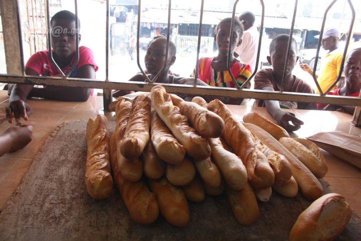 AfricaSecondes's tweet photo. #cotedivoire : les boulangers invités à "ne pas augmenter" le prix de la baguette de pain.
#Afrique #Actualités #45second #Alassane_Ouattara #CIV #225CIV #CIV225 #ivoirien #Abidjan #pain #alimentation https://t.co/WiAu3ZAKfT