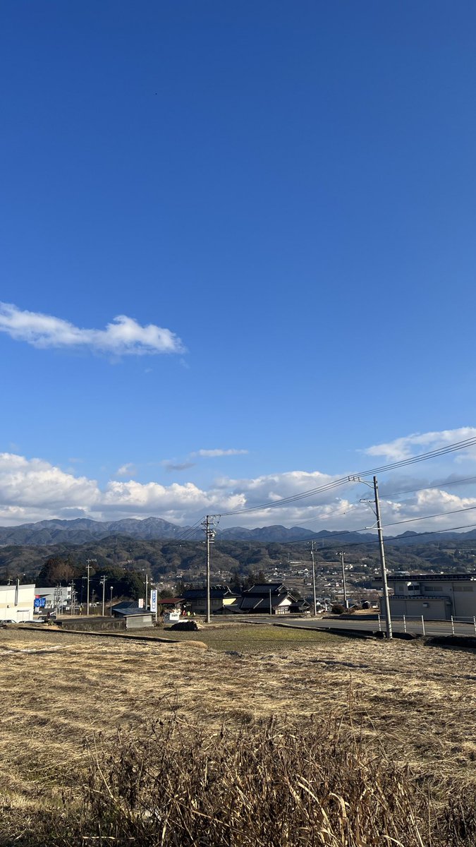 今日は飯田市のカフェ「田園」へ
中はアートギャラリーにもなってて景色も素敵！！
気付いたら何故か見知らぬお母さん達と一緒にコーヒー飲んでて大根もらったけど、
カフェのオーナーさんも凄い温かい人で、来て良かったと思える場所でした。
また行きます😌