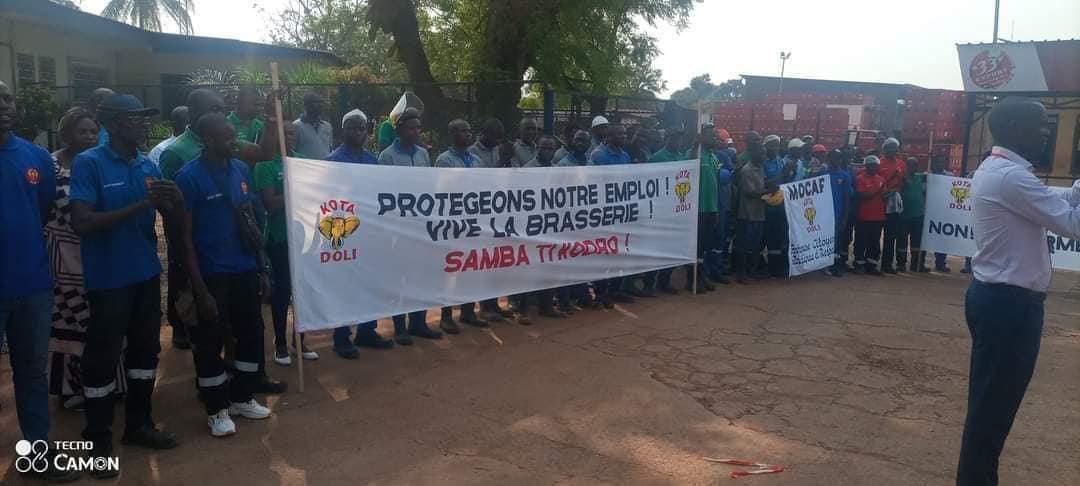 FranceBangui's tweet photo. L’ambassade de France salue et soutient  le combat des 260 employés centrafricains de la MOCAF qui se mobilisent pour préserver leurs emplois et leur outil de travail après les menaces médiatiques, les tentatives d’intrusion nocturnes et les survols de drones visant la brasserie https://t.co/pIg5YScVc3