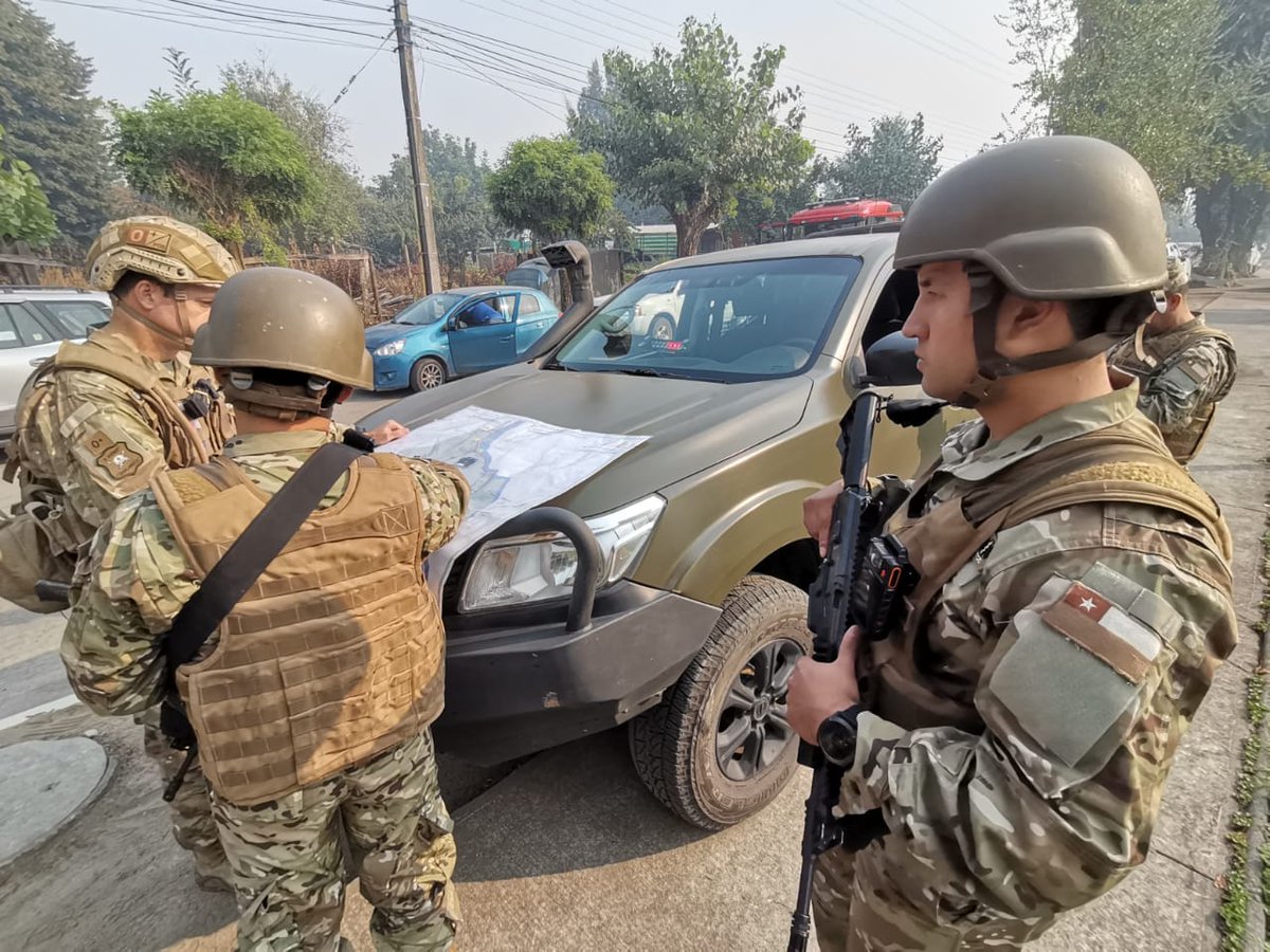 El Ejército busca proteger a la población de los #incendiosforestales, por lo que efectivos del Regimiento N°6 “Chacabuco” realizan patrullajes preventivos en Santa Juana y brindan asistencia a la población. #EjércitoEnAcción #EjércitoTeCuida