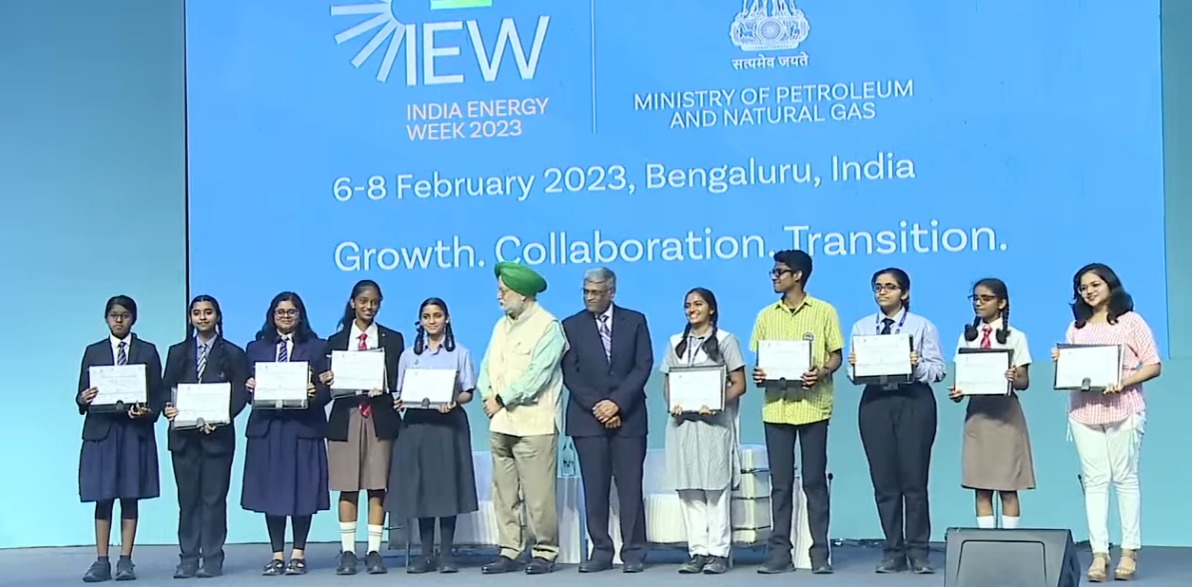 The winners of the essay competition on ‘Energizing Life’ being recognized and felicitated by Hon’ble Union Minister #MoPNG & @MoHUA_India Sh @HardeepSPuri at #indiaEnergyWeek #Bengaluru.