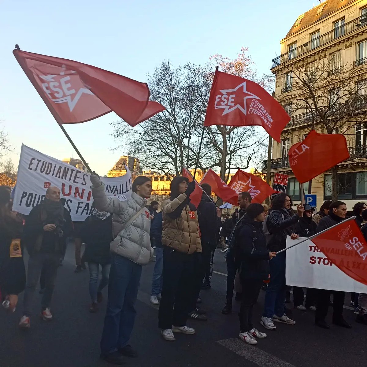 FSE_Paris1's tweet photo. 🔴 RETOUR SUR LA MANIFESTATION DU 7 FÉVRIER 🔴

Nous étions nombreux-ses dans les rues parisiennes hier une nouvelle fois contre la réforme des retraites ! Étudiant-e-s et travailleur-se-s unis pour les faire tomber 👊 https://t.co/yPdiBh5Zuw