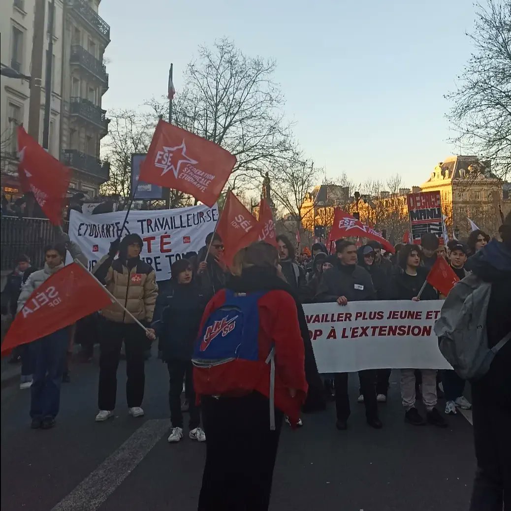 FSE_Paris1's tweet photo. 🔴 RETOUR SUR LA MANIFESTATION DU 7 FÉVRIER 🔴

Nous étions nombreux-ses dans les rues parisiennes hier une nouvelle fois contre la réforme des retraites ! Étudiant-e-s et travailleur-se-s unis pour les faire tomber 👊 https://t.co/yPdiBh5Zuw