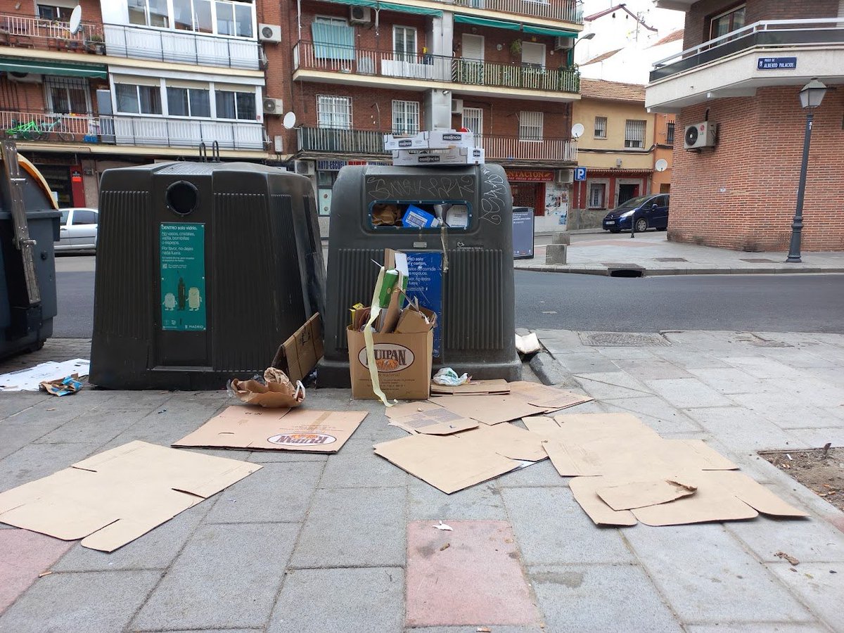 CartonesMadrid's tweet photo. En febrero de 2023, el contenedor de Alberto Palacios 33 sigue igual de desbordado. @Lineamadrid https://t.co/Fk9TeRaE3L