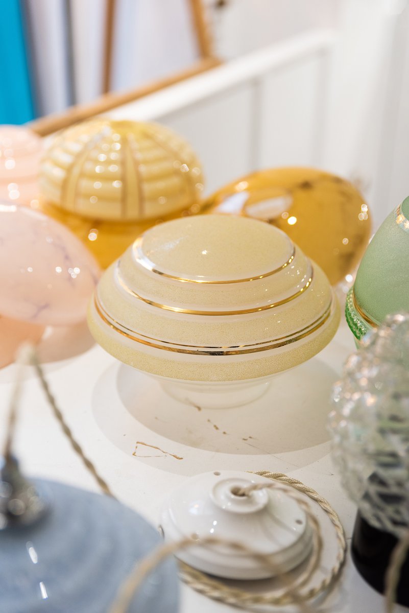 pariscommerces's tweet photo. Jusqu'au 12 février, retrouvez "Madame Lampe" et son atelier de création de luminaires anciens dans le #Testeurdecommerce de #Paris11.
Baladeuses, lampes à poser ou suspensions, Vanessa Lefranc crée des lampes sur mesure upcyclées selon nos goûts & nos envies.
📍 67 rue Sedaine https://t.co/jENTzxmUbu