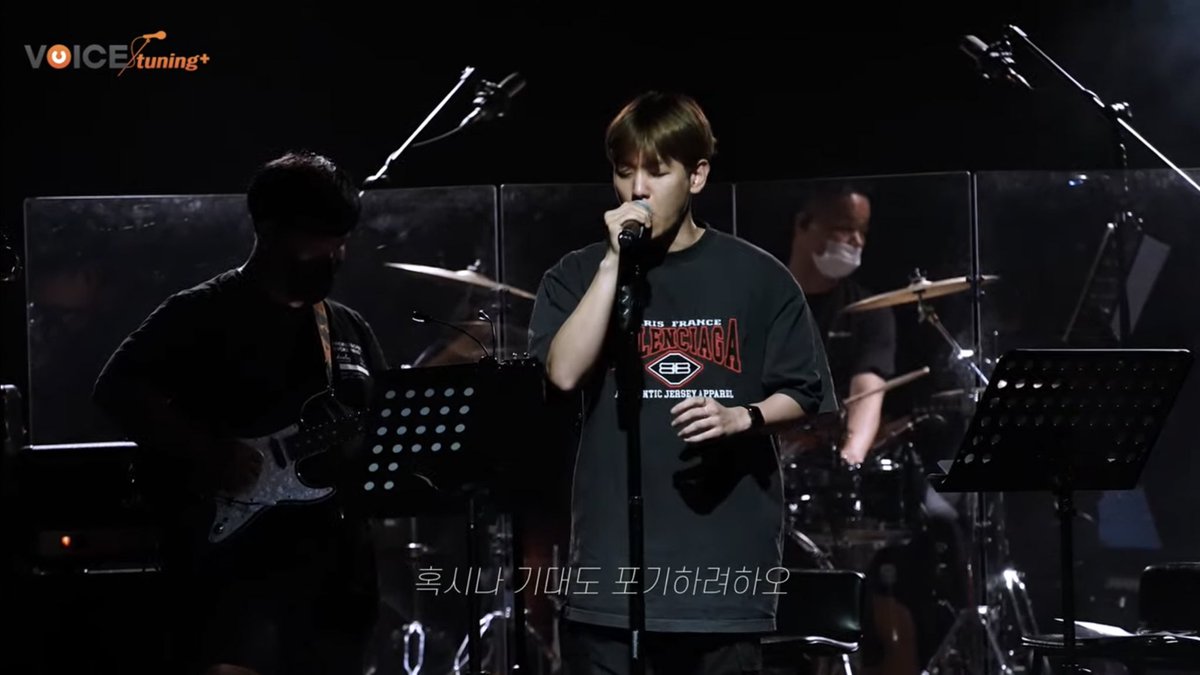 oshcuddles's tweet photo. BAEKHYUN BAND LIVE!! HIS VOICE IS REALLY BEAUTIFUL 👏🏻 https://t.co/Loi2i7LRiv
