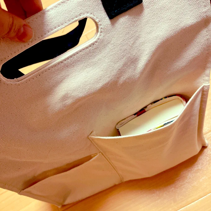 読むのめっちゃ遅いけどバッグには常に本入ってる人なのでめっちゃいいやん!!!!て即買いしちゃった今読んでる文庫は分厚過ぎて新書の方にしか入らんかったけど、本ぽっけ以外にもマチも大きいし、バッグの中で飲み物と一緒に入れたくない気持ちがあったので嬉しい〜はっぴー 