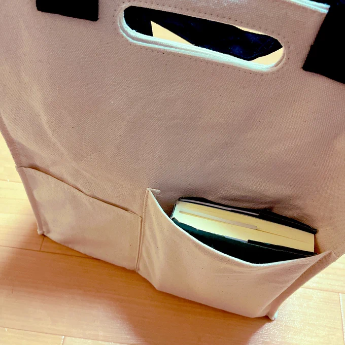 読むのめっちゃ遅いけどバッグには常に本入ってる人なのでめっちゃいいやん!!!!て即買いしちゃった今読んでる文庫は分厚過ぎて新書の方にしか入らんかったけど、本ぽっけ以外にもマチも大きいし、バッグの中で飲み物と一緒に入れたくない気持ちがあったので嬉しい〜はっぴー 