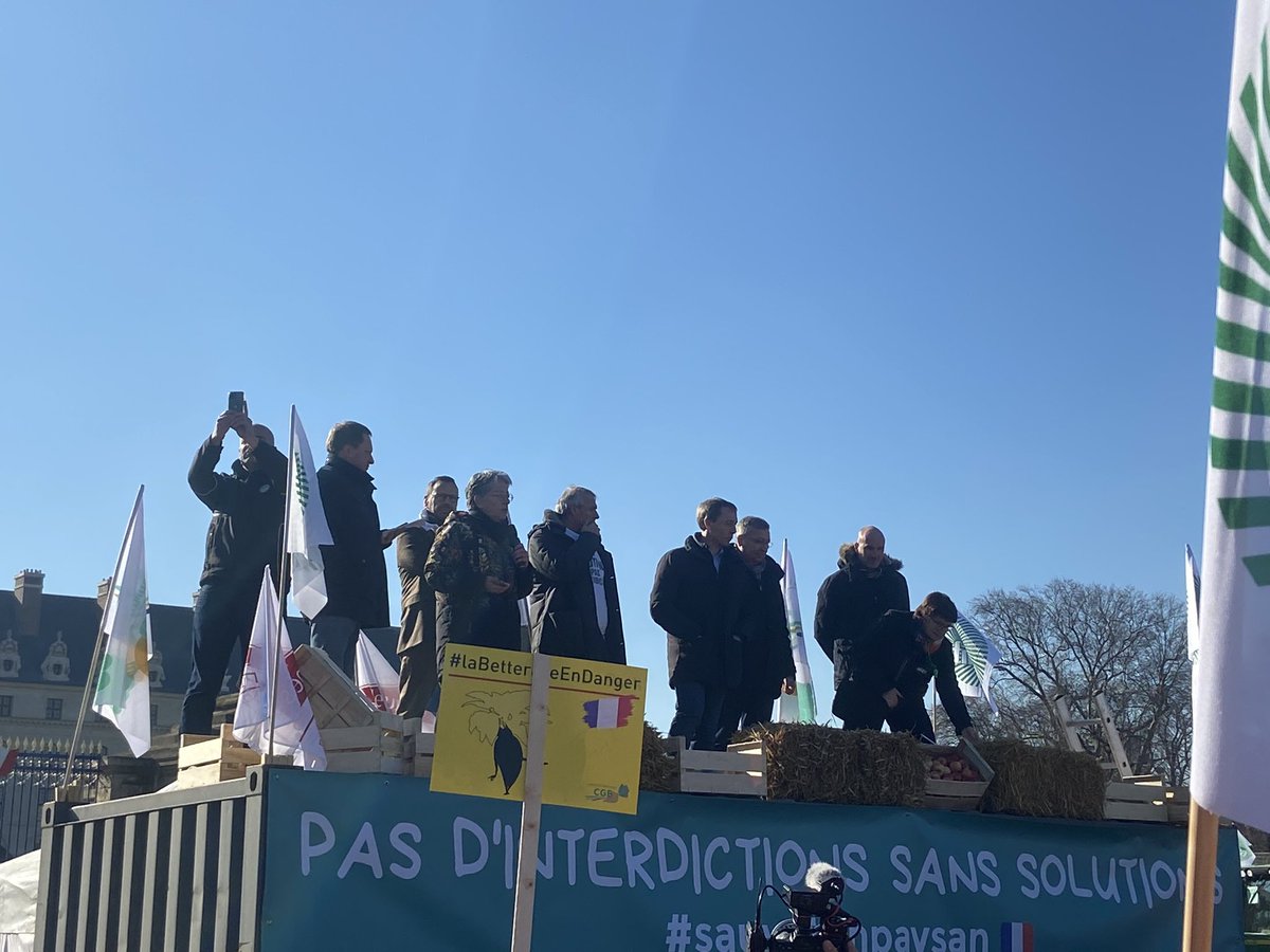 La <a href="/FNPFruits/">FNPFruits</a> est présente à Paris sur  l’estrade pour défendre notre filière fruits françaises 🇫🇷🇫🇷🇫🇷 #sauvetonpaysan          Les producteurs de cerises ardéchois sont présents pour représenter notre filière locale!! Sauvons l’agriculture française 🇫🇷