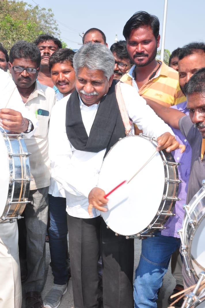 MadigaOfficial's tweet photo. వల్దాస్ దేవేందర్ మాజీ కౌన్సిలర్ ఎంఆర్పిఎస్ కార్యకర్త గారి తండ్రి వల్దాసు బిక్షం అంతిమయాత్రలో పాల్గొ���్న మందకృష్ణ మాదిగ మహాజన సోషలిస్టు పార్టీ అధినేత https://t.co/d1yXb4i7PS