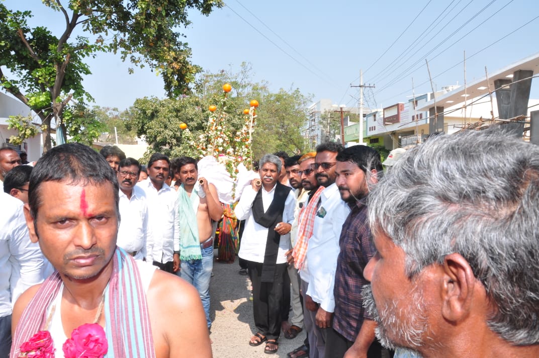 MadigaOfficial's tweet photo. వల్దాస్ దే��ేందర్ మాజీ కౌన్సిలర్ ఎంఆర్పిఎస్ కార్యకర్త గారి తండ్రి వల్దాసు బిక్షం అంతిమయాత్రలో పాల్గొన్న మందకృష్ణ మాదిగ మహాజన సోషలిస్టు పార్టీ అధినేత https://t.co/JKrZ1Zv8zd