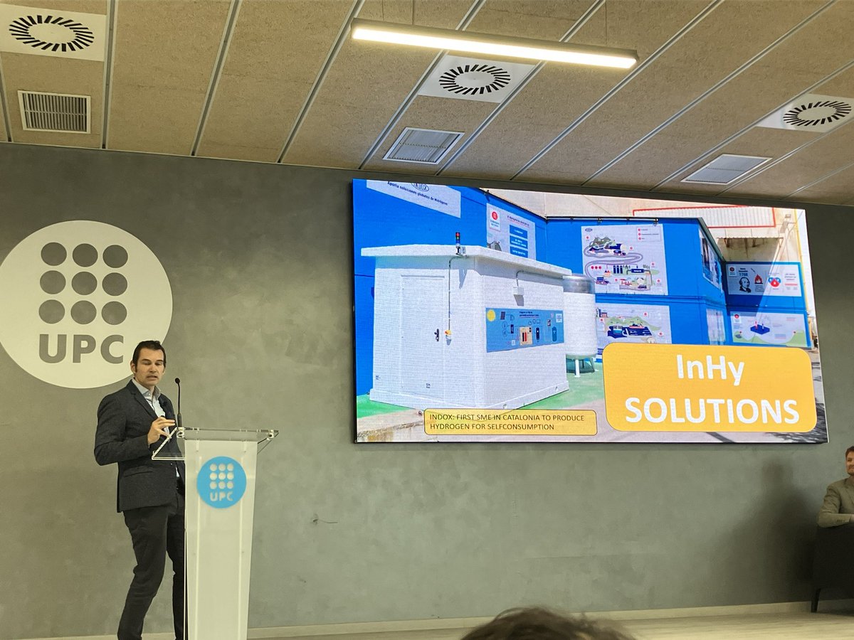 CMESenergia's tweet photo. A la jornada #HidrogenUPC a la @EEBE_UPC amb Albert Mitja @albertmitja #indox , per generar H2 amb un opex competitiu es necessaria energia elèctrica fotovoltaica https://t.co/B1NYGkQM7B