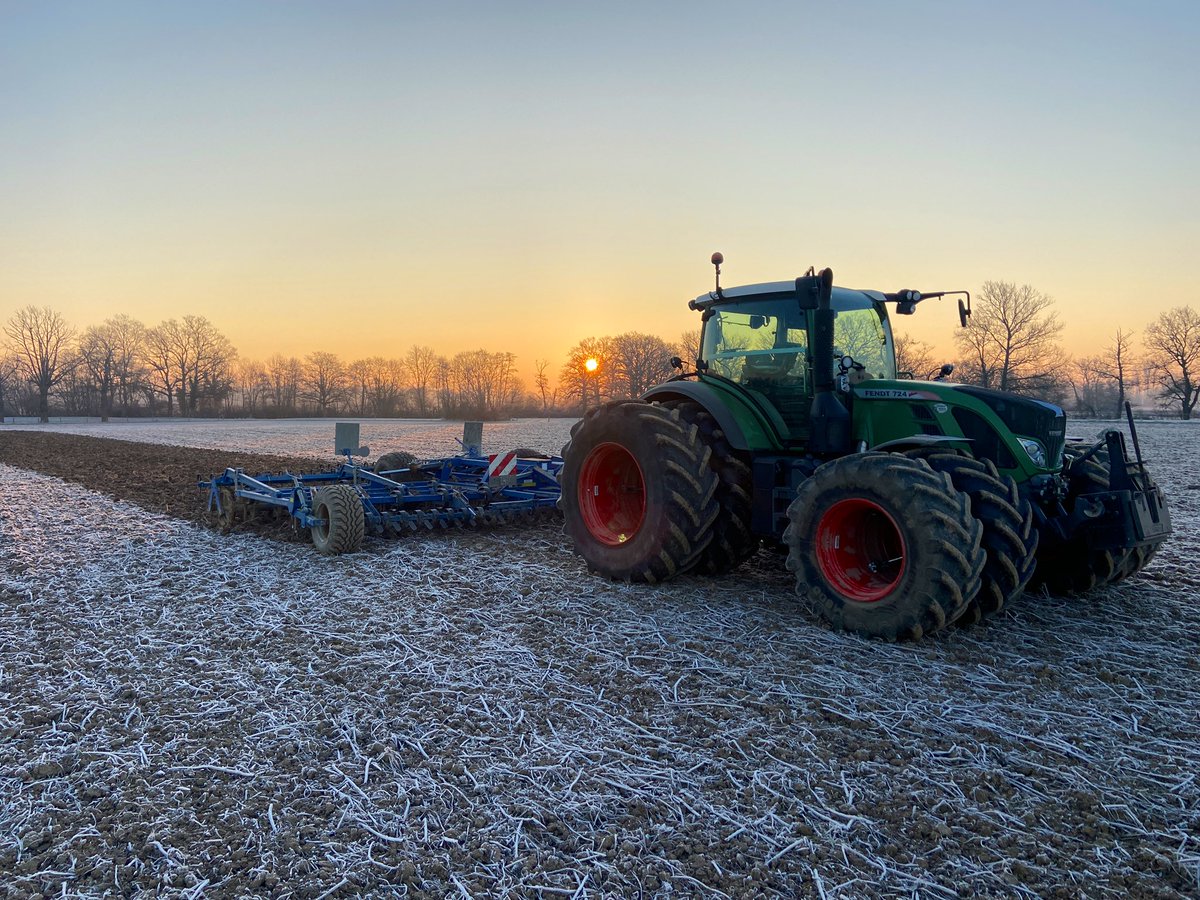Retour dans les champs ce matin pour les préparations orges de printemps ! Quel plaisir avec ce temps !