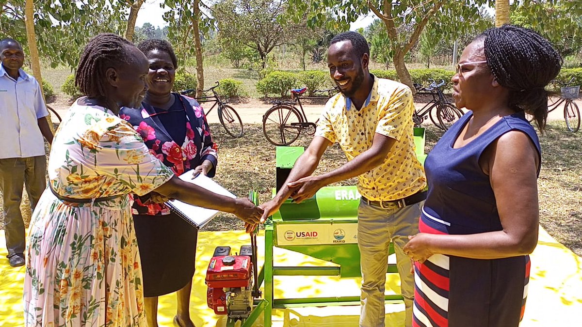 ClimateChngNarl's tweet photo. Farmers in Lira receiving a maize sheller in a bid to beef up thier post-harvest handling capabilities under the #ERAAL project #FeedTheFuture @USAID @IITA_CGIAR @NaroKawanda @narouganda https://t.co/WYEnEJCkbN