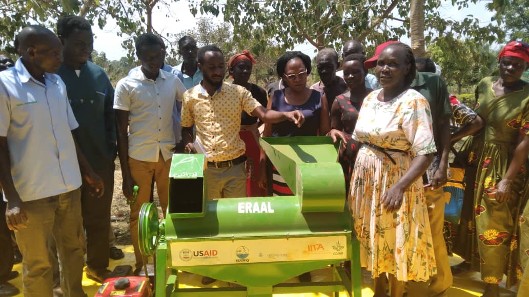 ClimateChngNarl's tweet photo. Farmers in Lira receiving a maize sheller in a bid to beef up thier post-harvest handling capabilities under the #ERAAL project #FeedTheFuture @USAID @IITA_CGIAR @NaroKawanda @narouganda https://t.co/WYEnEJCkbN