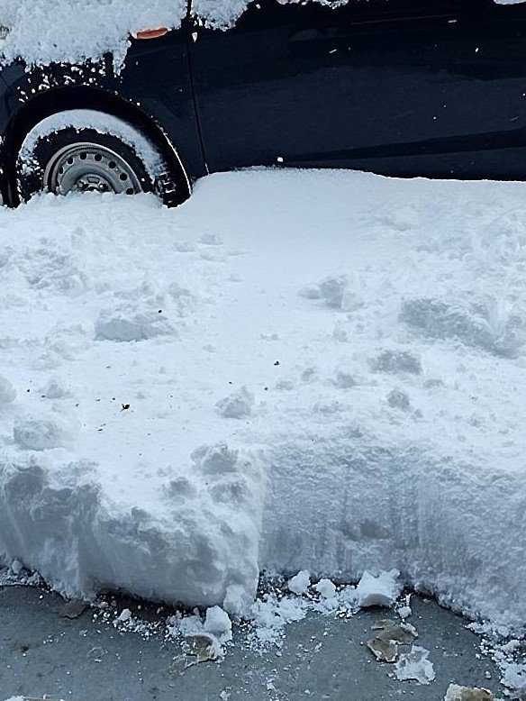 tedukurigumi's tweet photo. この冬、松江は近年にない大雪でした。
一晩で30cm積もり、半日がかりでの雪かき。
お店があったころとくらべて、雪かきする範囲が何倍も広がりました。。畑仕事ができなくて運動不足気味だったので、良い運動になったかな、、。

#雪 #雪かき
#島根 #松江 https://t.co/e2vqd4Xwp3