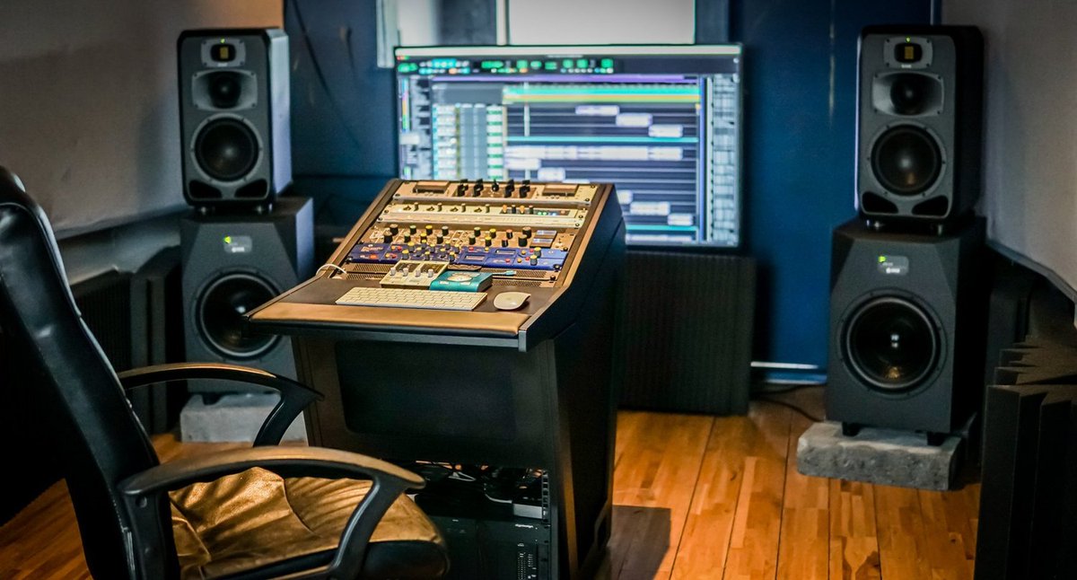 HellfireStudio's tweet photo. Hellfire Studio 2: Ivan's Mixing / Mastering suit, acoustically perfect, with its own vocal booth with a view overlooking the whole of Dublin! 

#view #dublin #dublinview #ireland #musicstudıo #recordingartist #musicproducer #producer #studiolife #singer #sound #recording #audio https://t.co/AgVeXHBuY0