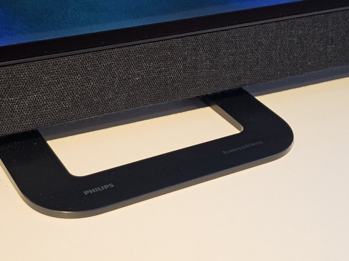 SylvainPichot's tweet photo. Mise en scène de la #TV #Philips #OLED908 ou OLED+908 avec son pied central, sa barre de son 3.1 @BowersWilkins et sa nouvelle télécommande avec batterie @TPVision #Ambilight https://t.co/g8k6ASqJqm