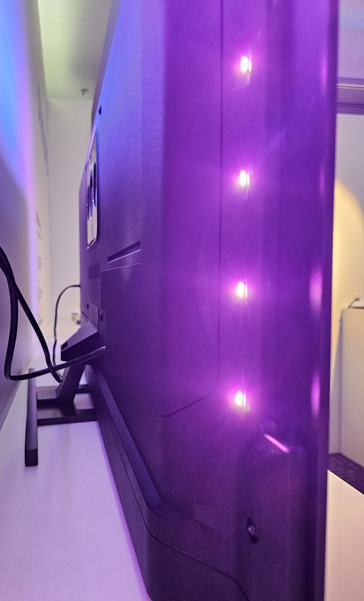 SylvainPichot's tweet photo. Mise en scène de la #TV #Philips #OLED908 ou OLED+908 avec son pied central, sa barre de son 3.1 @BowersWilkins et sa nouvelle télécommande avec batterie @TPVision #Ambilight https://t.co/g8k6ASqJqm