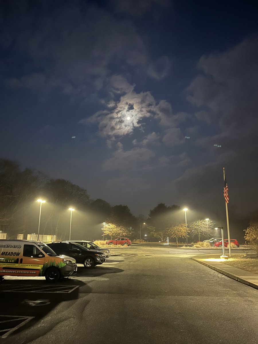 CT_Running_Dad's tweet image. The moon was beautiful as I was leaving the gym this am.  Had a great time teaching spin class.  Getting those average Watts up.  #spinning #spininstructor #running #runningdad