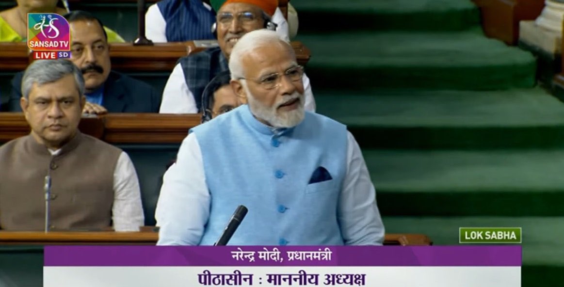 DhwaniRohini's tweet image. પ્રધાનમંત્રી મોદીનું આ જેકેટ રિસાઈકલ્ડ પ્લાસ્ટિક બોટલ્સમાંથી બનાવેલું છે….

#ModiJacket