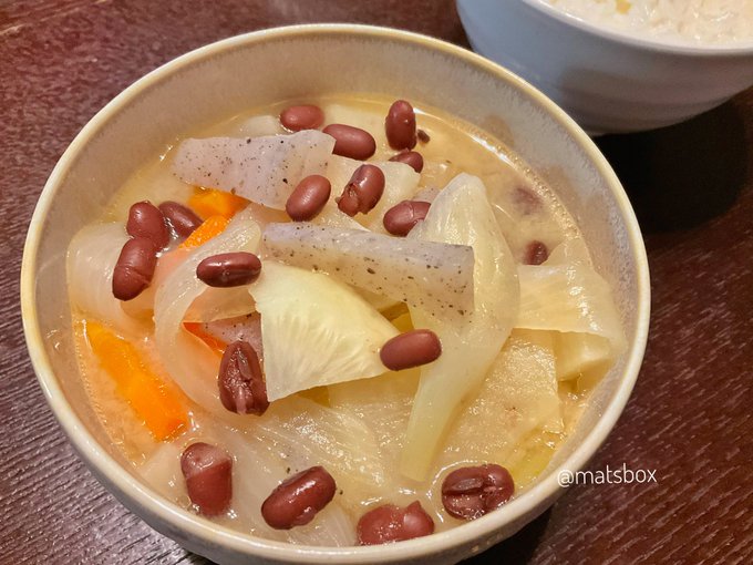 お事汁!根菜たっぷりの味噌汁が美味しくないわけがない小豆の水煮は甘くないやつなので豆って感じで美味しい#事八日 