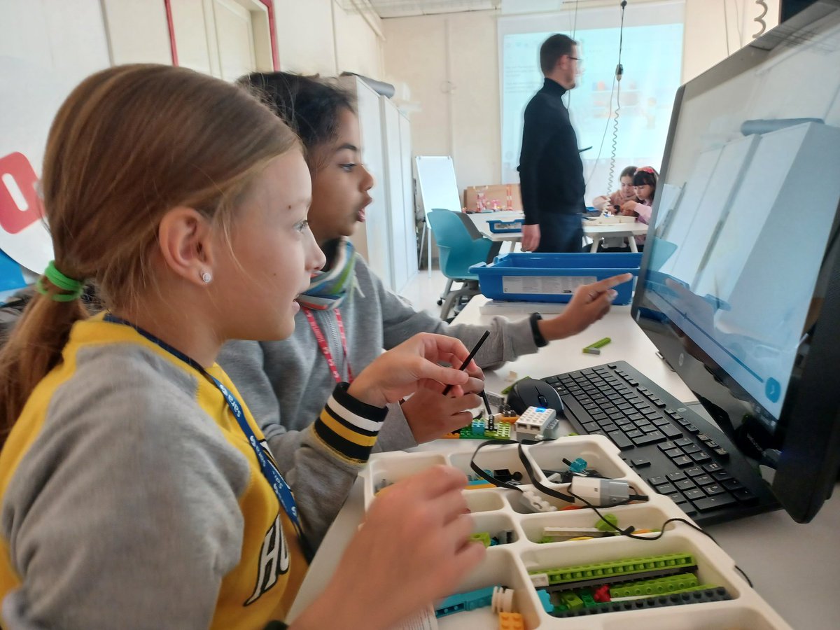 I #Robot e #stampanti3D non hanno più segreti per i bambini dell'IC Tullio De Mauro oggi un visita alla #Palestrainnovazione con il progetto #SmartHeartRome <a href="/fmdigitale/">Fond. Mondo Digitale</a>