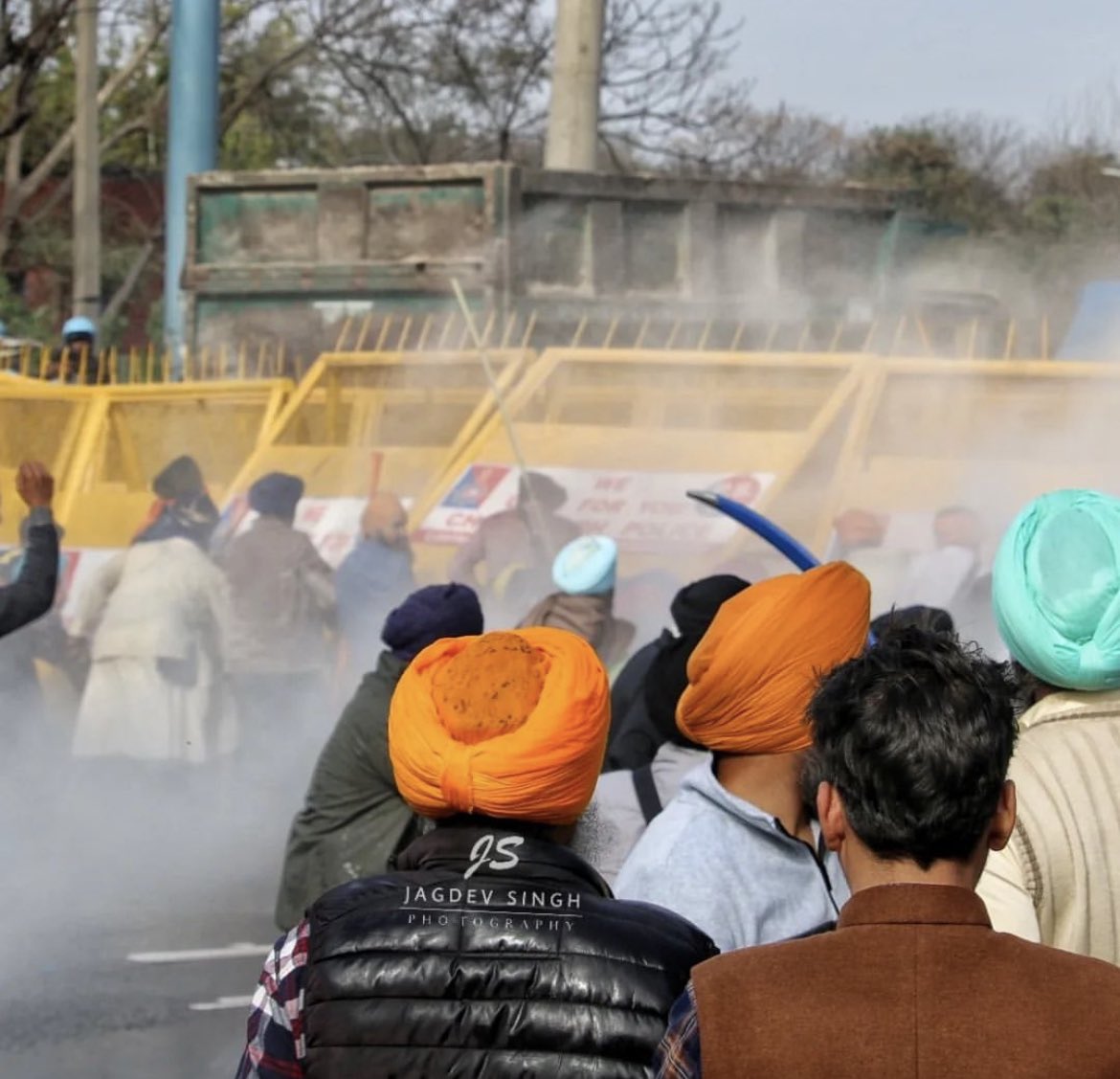 PunYaab's tweet photo. Chandigarh police clashed with Sikh protestors demanding release of Sikh Political prisoners. Water cannon was used and there was lathicharge too.
Sikhs entered Chandigarh and were marching towards CM house. https://t.co/NGifBlNruJ
