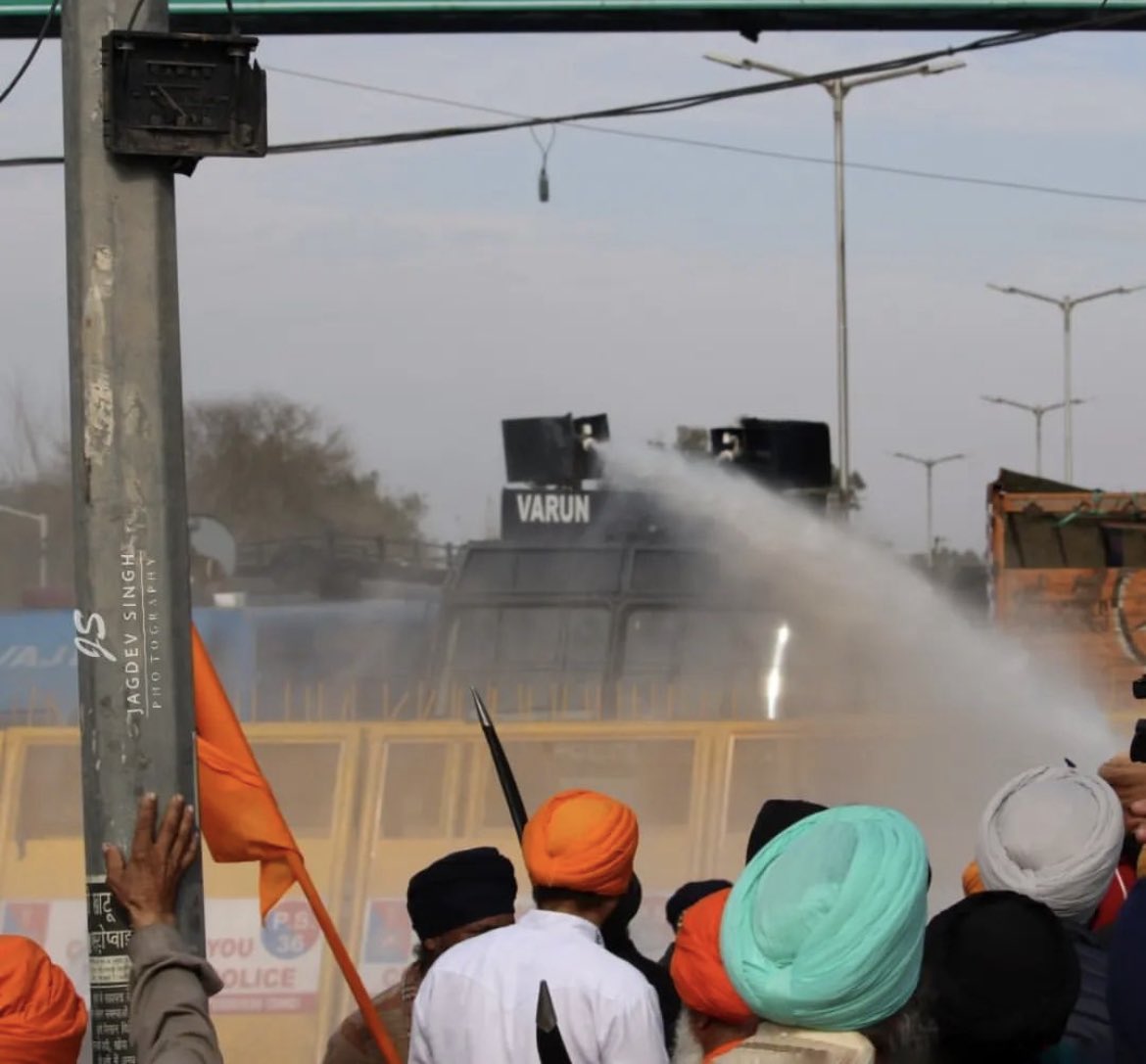 PunYaab's tweet photo. Chandigarh police clashed with Sikh protestors demanding release of Sikh Political prisoners. Water cannon was used and there was lathicharge too.
Sikhs entered Chandigarh and were marching towards CM house. https://t.co/NGifBlNruJ