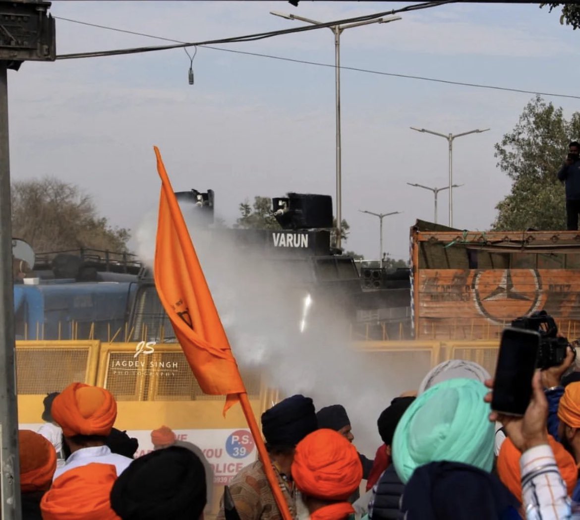 PunYaab's tweet photo. Chandigarh police clashed with Sikh protestors demanding release of Sikh Political prisoners. Water cannon was used and there was lathicharge too.
Sikhs entered Chandigarh and were marching towards CM house. https://t.co/NGifBlNruJ
