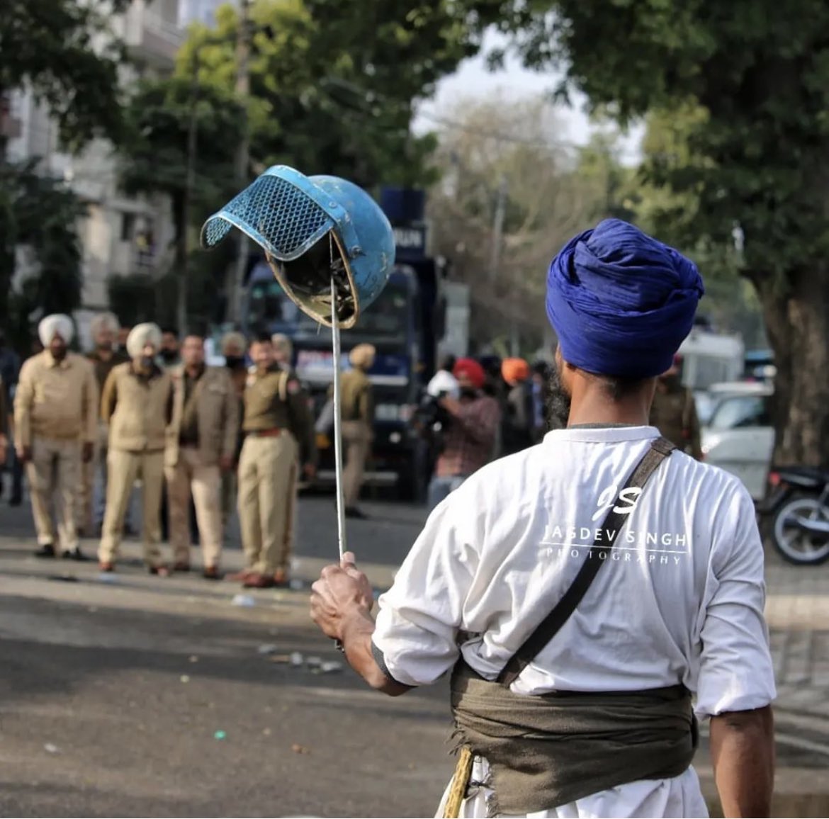PunYaab's tweet photo. Chandigarh police clashed with Sikh protestors demanding release of Sikh Political prisoners. Water cannon was used and there was lathicharge too.
Sikhs entered Chandigarh and were marching towards CM house. https://t.co/NGifBlNruJ