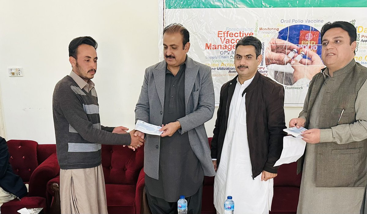 DC_UstaMuhammad's tweet photo. @EocBalochistan کی جانب سے ژوب میں سیلاب متاثرہ پولیو رضاکاروں میں گھروں کی تعمیر کے لئے  بھیجے گئے معاوضے کی رقم تقسیم کی گئی۔ @PakFightsPolio @SyedZahidShahPK 
#weOwnPolioWorkers https://t.co/YCDmRUnEBs