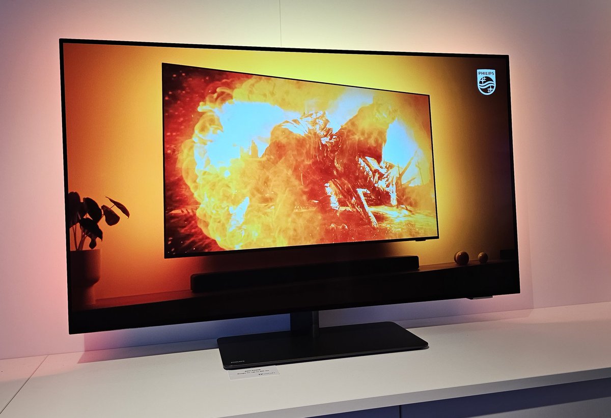SylvainPichot's tweet photo. Aperçu de la #TV #Philips #OLED808 ici en version 42 pouces avec pied central pivotant et #Ambilight sous #GoogleTV @TPVision https://t.co/DiR1SqPdw0
