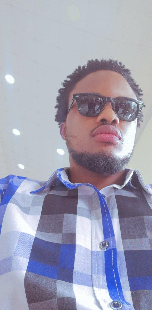 santyxwolf's tweet photo. The way broke people dey always fine ehn.. Just take a look at me.. #Spliffing🍁 https://t.co/QXBpH98RVt