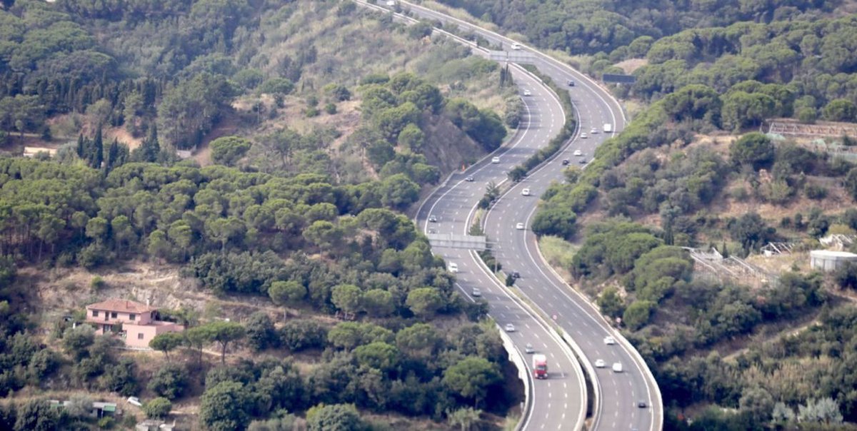 Capgros's tweet photo. 🐗Drama al Maresme per culpa d'un senglar.
⚫️Un mort i tres ferits greus en un accident entre dos turismes i l'animal a la C-32. Un véi de Mataró, de 34 anys, és la víctima mortal.
🔗 La notícia: https://t.co/WRIGmD4xQA https://t.co/xy7MrvGMhs