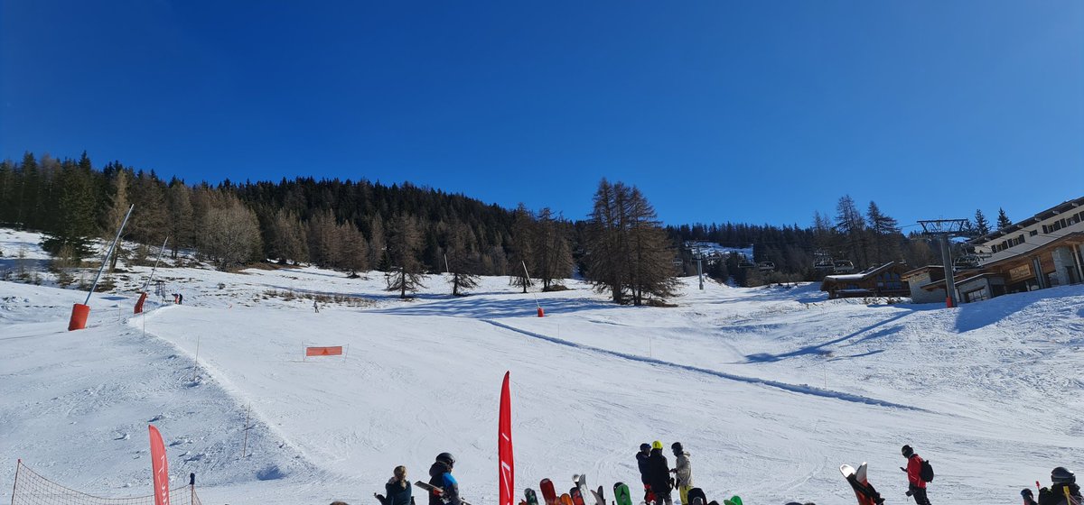 adamsnook82's tweet photo. Nice way to spend lunch on a Wednesday
#snowboarding
#lesarc
#bluebirdday https://t.co/kbGsWZScZK