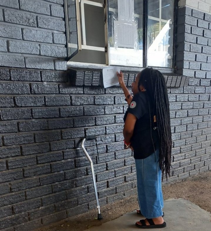 ZMunandi's tweet photo. This makes me mad😠 especially if it's a #Government dept. Today she was @zinaraZW zitf office & last week it was at è Passport office😭Having someone down talking to you & serving you is rude! Can you have a #DisabilityAccessible desk to serve #PWDs & è elderly #LeaveNoOneBehind https://t.co/BO4jpMrMwj