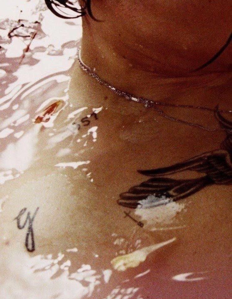 HSFEATURES's tweet photo. Harry Styles the studio album by Harry Styles. https://t.co/ouzQpL2UbE