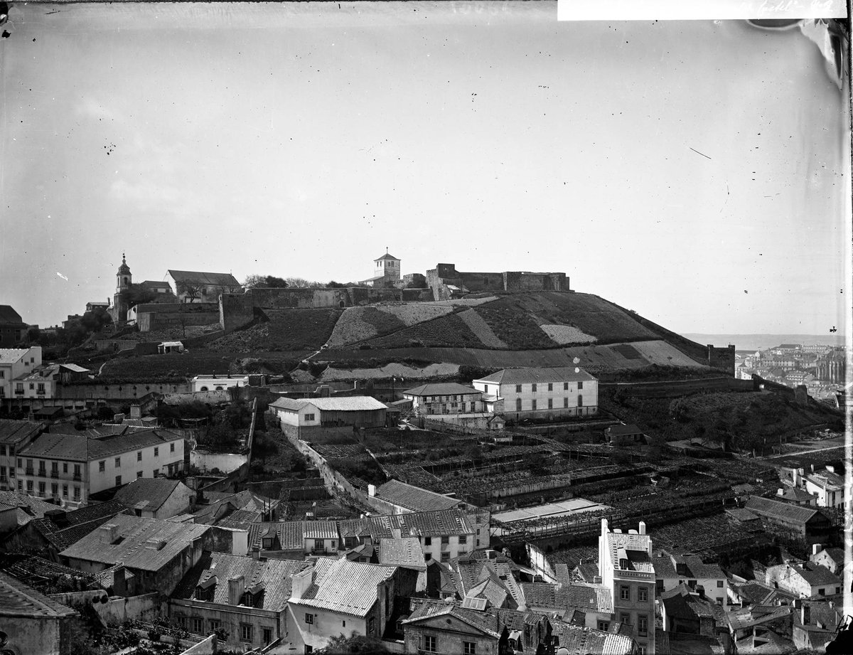 PhotoHistorylx's tweet photo. "Perspetiva do Castelo de São Jorge em 1890 e em 1944, respetivamente"

A segunda fotografia é da autoria de António Passaporte. https://t.co/XJX9LNc2Ud