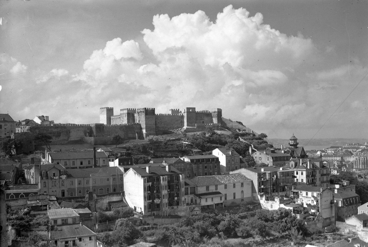 PhotoHistorylx's tweet photo. "Perspetiva do Castelo de São Jorge em 1890 e em 1944, respetivamente"

A segunda fotografia é da autoria de António Passaporte. https://t.co/XJX9LNc2Ud