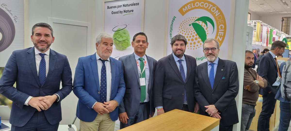 🍑🧡Represetamos al sabor de nuestra ciudad hablando sobre el IGP Melocotón De Cieza en #FruitLogistica2023. Somos expositores en el espacio de @fecoam y estamos junto al resto de empresas de la Región de Murcia. 
#FruitLogistica #fruitlogistica2023 #ThaderCieza #MelocotóndeCieza