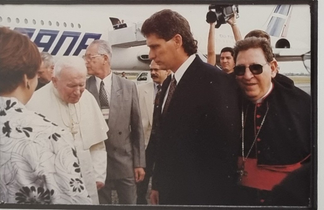 EVilluendasC's tweet photo. Hace 25 años el Papa Juan Pablo II visitó Santa Clara. Lo recibió un secretario provincial del @PartidoPCC muy joven... ¡Como  ha crecido! #YoSigoAMiPresidente https://t.co/tZOZ2RRySq