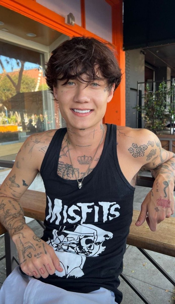 gabxzw_'s tweet image. Eu amo tanto esse homem🥺22 aninhos #HAPPYBIRTHDAYJXDN