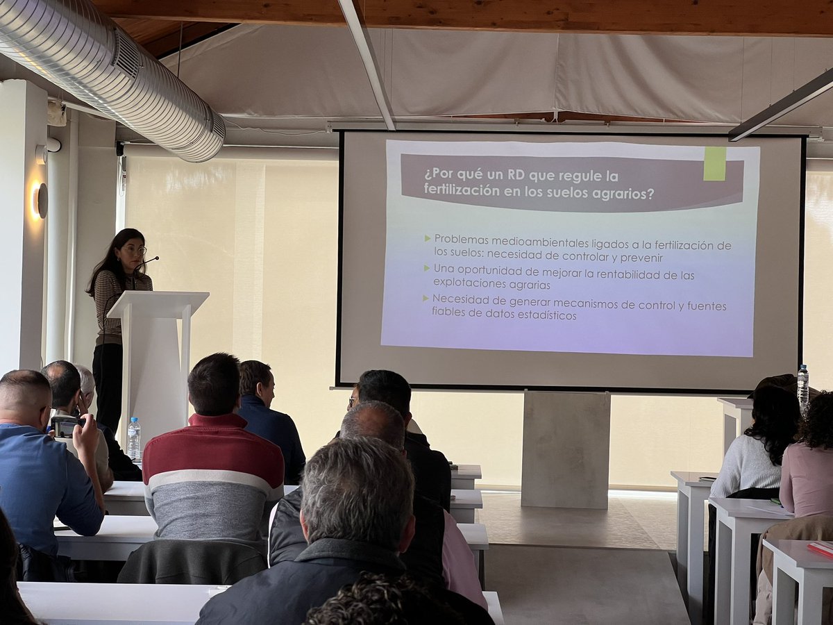 Bibiana Rodríguez | @mapagob 
“El nuevo RD surge para: 
1. Resolver problemas medioambientales ligados a la fertilización
2. Mejorar rentabilidad de las explotaciones agrarias
3. Necesidad de generar mecanismos de control y fuente fiables de estadísticas”