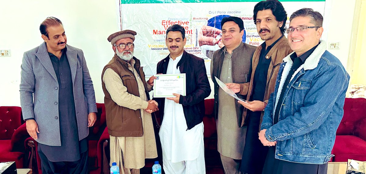 DC_UstaMuhammad's tweet photo. @EocBalochistan کی جانب ضلعی عملے کو ویکسین منیجمنٹ کے موضوع دو روزہ تربیت دی گئ۔ اختتام میں شرکاءمیں شرکتی اسناد تقسیم کی گئی۔@PakFightsPolio @WHOPakistan @SyedZahidShahPK https://t.co/0ANuGSd7kE