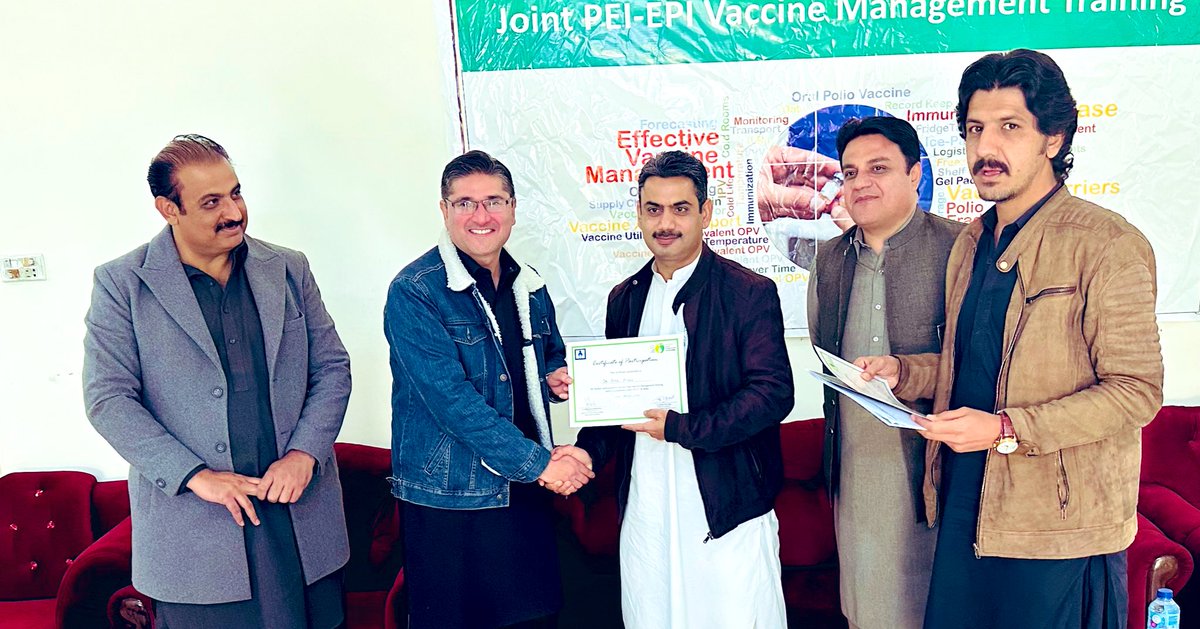 DC_UstaMuhammad's tweet photo. @EocBalochistan کی جانب ضلعی عملے کو ویکسین منیجمنٹ کے موضوع دو روزہ تربیت دی گئ۔ اختتام میں شرکاءمیں شرکتی اسناد تقسیم کی گئی۔@PakFightsPolio @WHOPakistan @SyedZahidShahPK https://t.co/0ANuGSd7kE