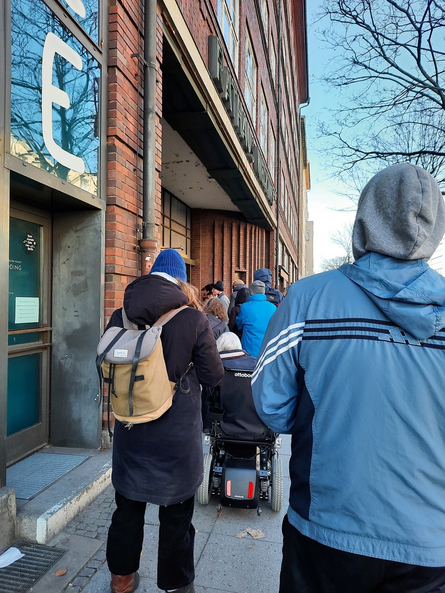 Es gibt eine Briefwahlschlange am Rathaus Wedding. Gutes Zeichen.