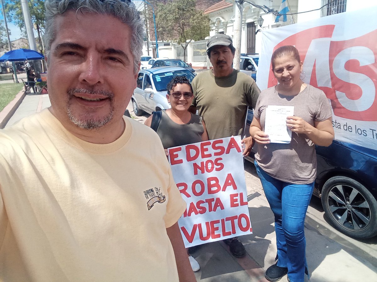 Volanteando en la plaza de Oran contra el tarifazo de EDESA, Saenz y Fernández. Todos a la asamblea de este miércoles 20 hs. Para hacer caer el ajuste del FMI.